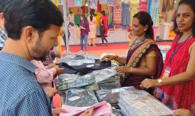 खरीदारी व खान पान के बाद लोगों ने सांस्कृतिक संध्या का लिया आनंद 