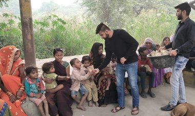 सामजिक संस्था ने दीवाली पर बांटे मिट्टी के दिये