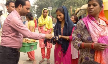 मिट्टी के दीये बांटकर की 'मेरी माटी-मेरा गौरव' अभियान की शुरुआत