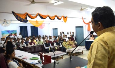 हम आर्थिक विकास व आर्थिक सुदृढ़ता की ओर अग्रसर हो रहे हैं - गोपाल कृष्ण अग्रवाल