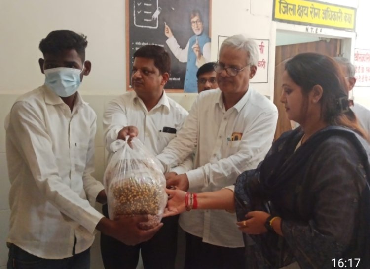 जिला पंचायत अध्यक्ष सपना सिंह ने 51 टीबी मरीजों को लिया गोद