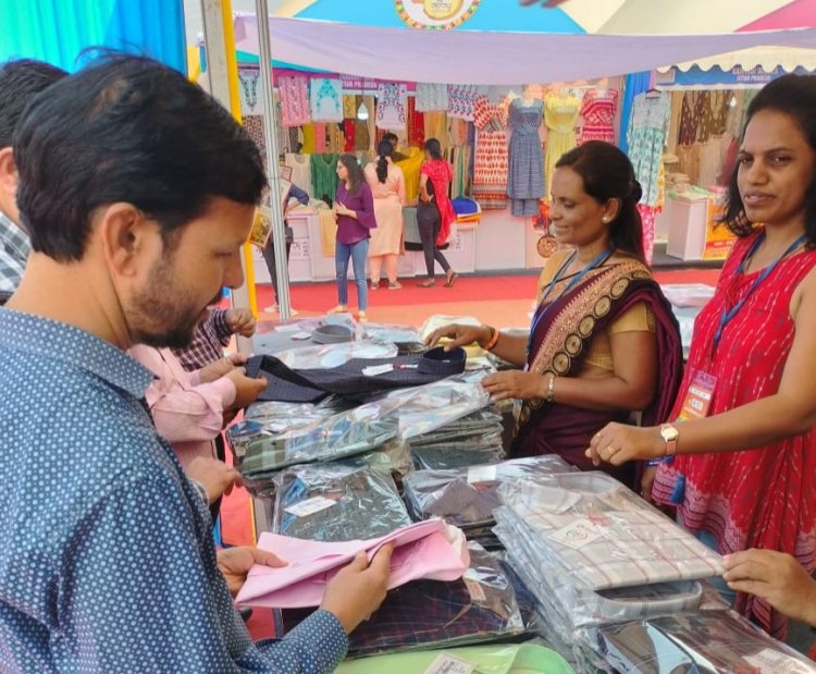 खरीदारी व खान पान के बाद लोगों ने सांस्कृतिक संध्या का लिया आनंद 