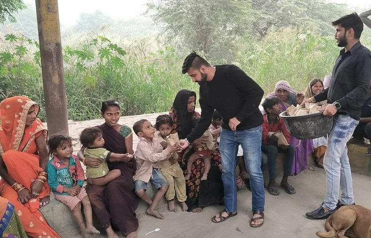 सामजिक संस्था ने दीवाली पर बांटे मिट्टी के दिये