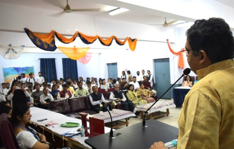 हम आर्थिक विकास व आर्थिक सुदृढ़ता की ओर अग्रसर हो रहे हैं - गोपाल कृष्ण अग्रवाल