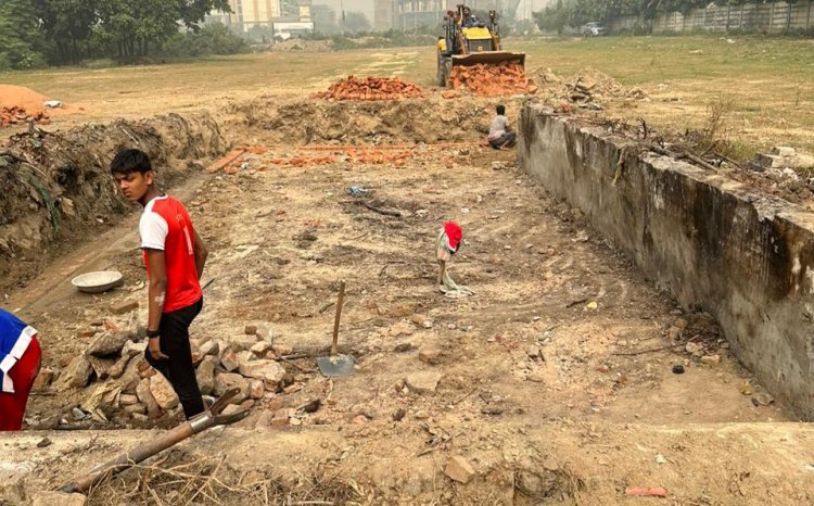 सेक्टर-75 में छठ घाट का निर्माण जोरों से जारी