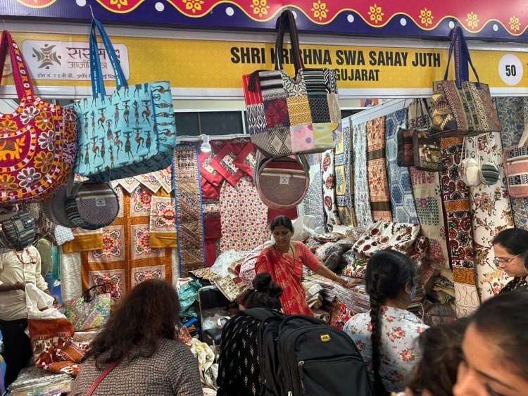 सरस मेले में गुजराती खाखड़ा, साड़ी व अन्य हेंडीक्राफ्ट तथा हेंडलूमम सामानों की जमकर खरीदारी