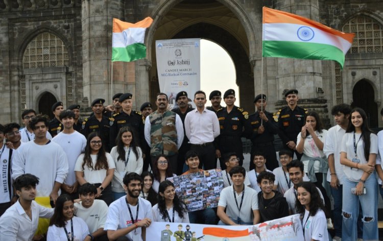 26/11 हमले में शहीद एनएसजी कमांडो के सम्मान में गेटवे ऑफ इंडिया पर निकला कैंडल मार्च