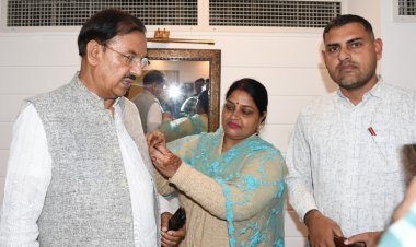 एचआईवी रोगियों को दवा दिलाए जाने के लिए सांसद से मिले