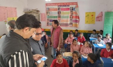 18 वर्षों से छात्रों के बैठने के लिए नहीं था फर्नीचर, सांसद महेश शर्मा ने कराया उपलब्ध