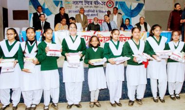 तरुण मित्र परिषद ने विद्यार्थियों को बाटी पाठ्य सामग्री एवं छात्रवृत्ति के चैक