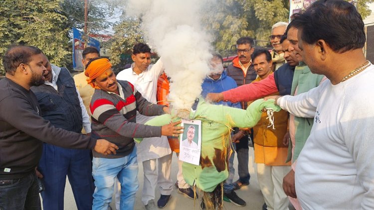 तृणमूल कांग्रेस सांसद कल्याण बनर्जी का भाजपाइयों ने फूंका पुतला