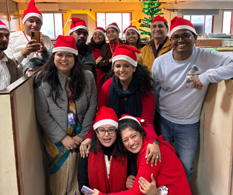 शारदा यूनिवर्सिटी के टीचर्स बने साँटा 