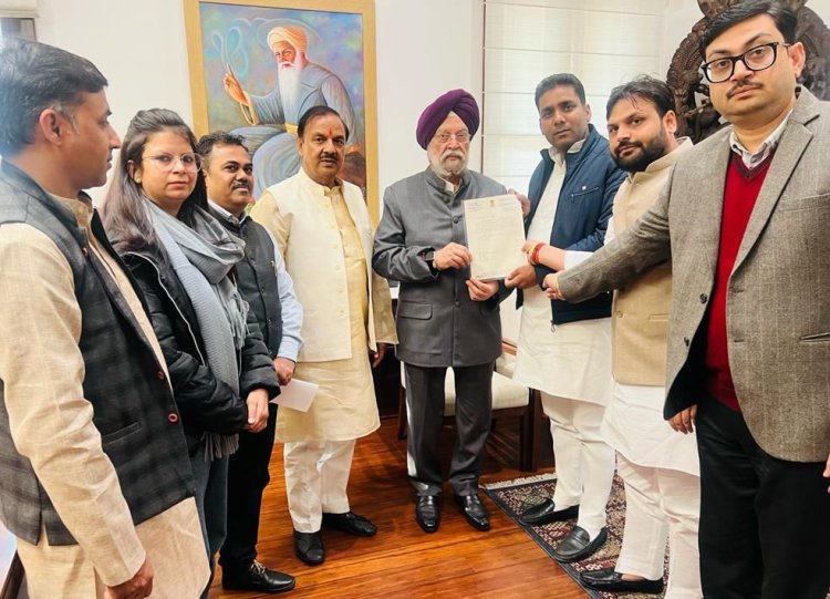 ग्रेनो वेस्ट मेट्रो कॉरिडोर परियोजना के लंबित विषय के संबंध में आवासन एवं शहरी विकास मंत्री को सौंपा पत्र