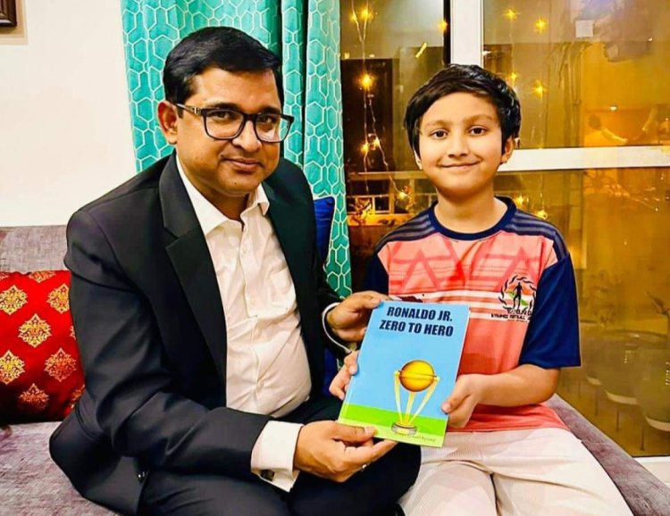 10 साल का फुटबॉल आदित अग्रवाल, जो फुटबॉल में अच्छा स्कोर बनता है