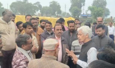 धान उत्पादक किसानों के बीच पहुंचे कलेक्टर दीपक सक्सेना