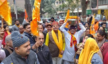 रजत विहार निवासियों ने अयोध्या से आए पूजित अक्षत का मंत्र उच्चारण कर अक्षत किए प्राप्त