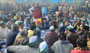 जेवर टोल पर किसान एकता संघ ने दिया धरना, टोल प्रशासन हुआ नतमस्तक