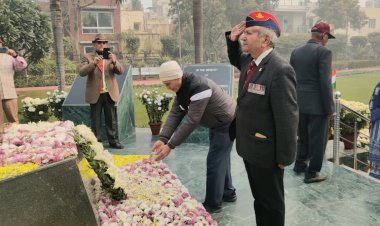 नोएडा शहीद स्मारक पर शहीदों के परिवारों ने की पुष्पांजलि अर्पित 