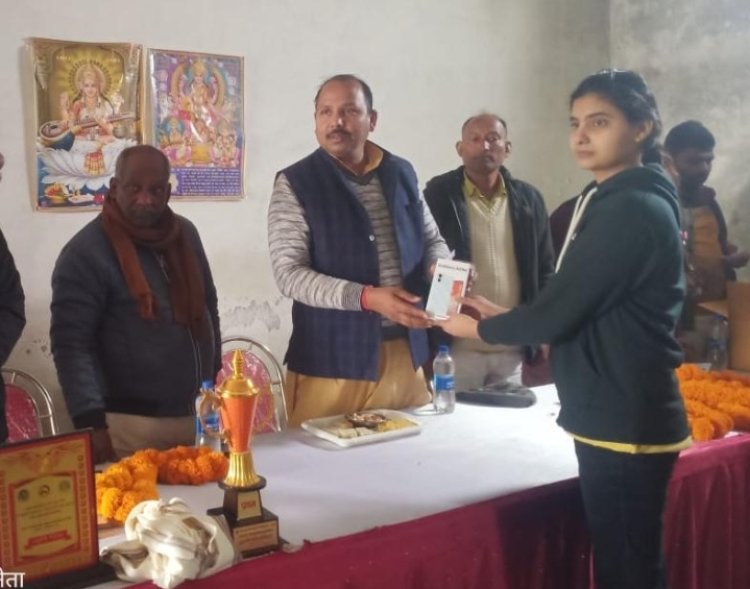 स्व राम अशीष आदर्श महाविद्यालय में स्मार्ट फ़ोन पाकर छात्र छात्राओं के खिले चेहरे