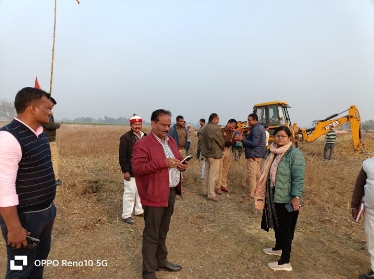 पुलिस बल की मौजूदगी में सुरु हुआ शमसान भूमि पर निर्माण कार्य, ग्राम प्रधान प्रतिनिधी और ग्रामीणों में ठनी 