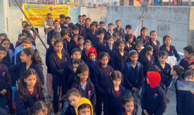 नवरत्न फाउंडेशन के सहयोग से YSS फाउंडेशन ने शीत कवच के अंतर्गत बच्चों को कराए स्वेटर्स वितरण