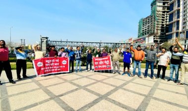 सार्वजनिक परिवहन की अनुपलब्धता के विरोध में एक बार फिर एक मूर्ति पर जुटे ग्रेटर नोएडा वेस्ट निवासी