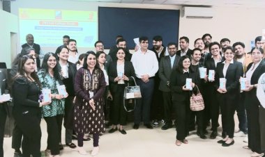 आईएमएस लॉ कॉलेज नोएडा में बांटे गए स्मार्ट फोन