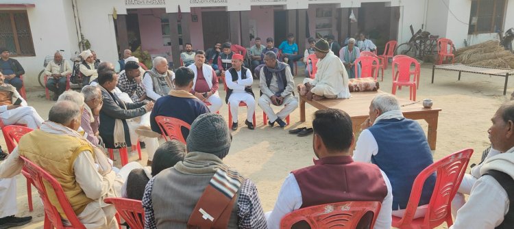 सपा नेता कमलधारी यादव के घर पहुंचे सपा जिलाध्यक्ष किया शोक व्यक्त