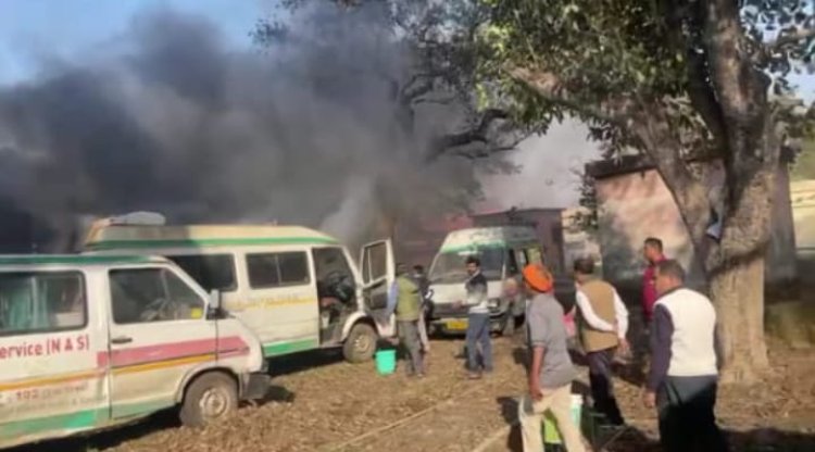 अज्ञात कारणों से सीएचसी में लगी आग, तीन एम्बुलेंस जल कर हुए खाक