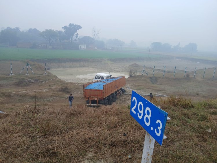 पूर्वाचल एक्सप्रेसवे पर टायर फटने से रेलिंग तोड़ते खाई में गिरी ट्रक-