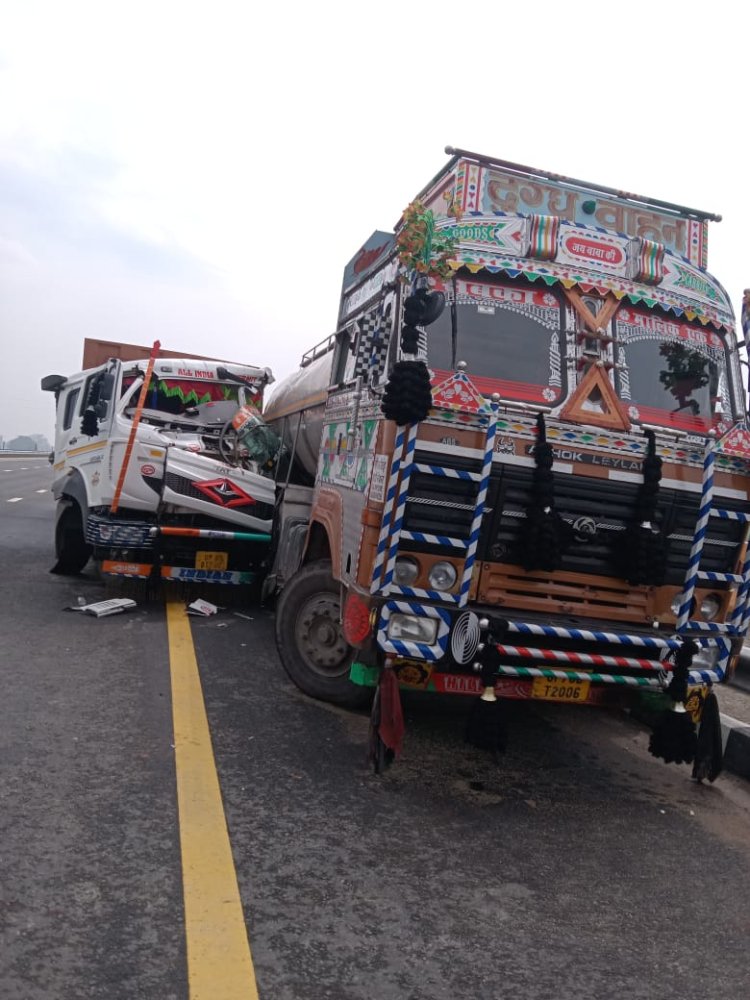 पूर्वाचल एक्सप्रेसवे पर दूध भरी टैंकर में ट्रक ने मारी टक्कर