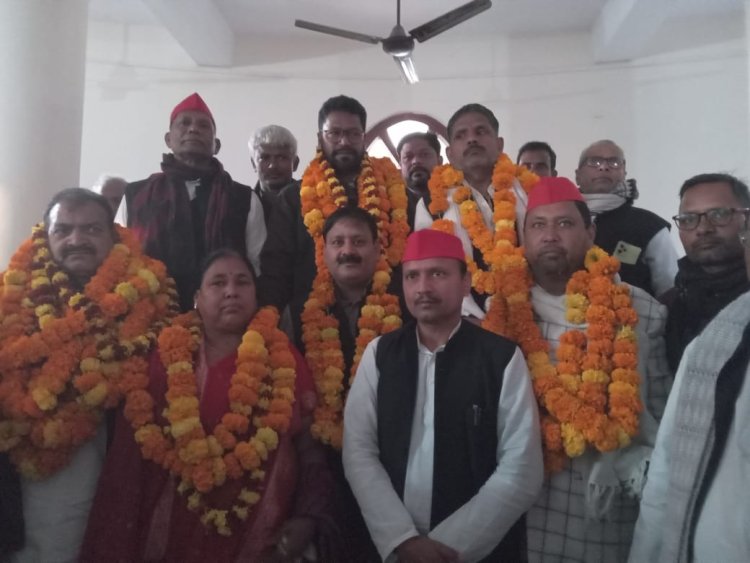 नवनामित पदाधिकारियों का सपाईयों ने किया गर्म जोशी से स्वागत