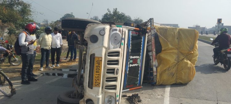 पिकअप का टायर फटने से पलटा, चालक घायल