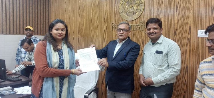 जिलाधिकारी को मुख्य चिकित्सा अधिकारी ने सौंपी टीबी मुक्त हुईं ग्राम पंचायतों की रिपोर्ट