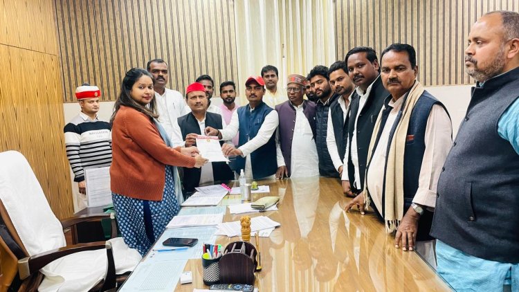 यूपीपी परीक्षा में पेपर लीक होने के चलते समाजवादियों ने  दुबारा परीक्षा कराने के लिए डीएम को सौंपा पत्रक