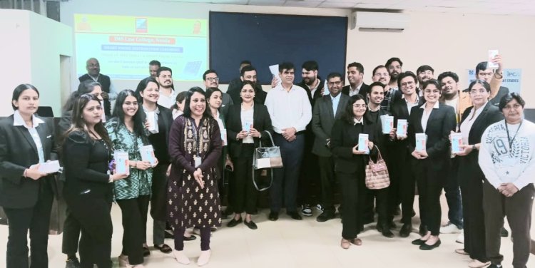 आईएमएस लॉ कॉलेज नोएडा में बांटे गए स्मार्ट फोन