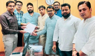 नोएडा सीईओ और एनडीएमआरएसी के एमडी लोकेश एम. को मेट्रो फीडर बस चलाने के लिए दिया ज्ञापन