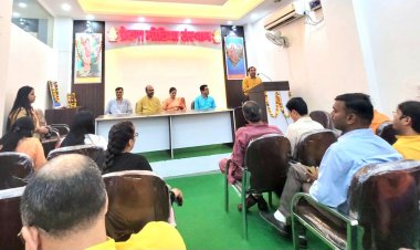 पत्रकारों का होली मिलन, फूलों से खेल कर मनाई होली