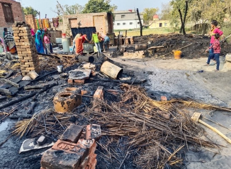 शॉर्ट सर्किट से लगी आग चार झोपड़ियां जलकर लाख, लाखों का सामान स्वाहा