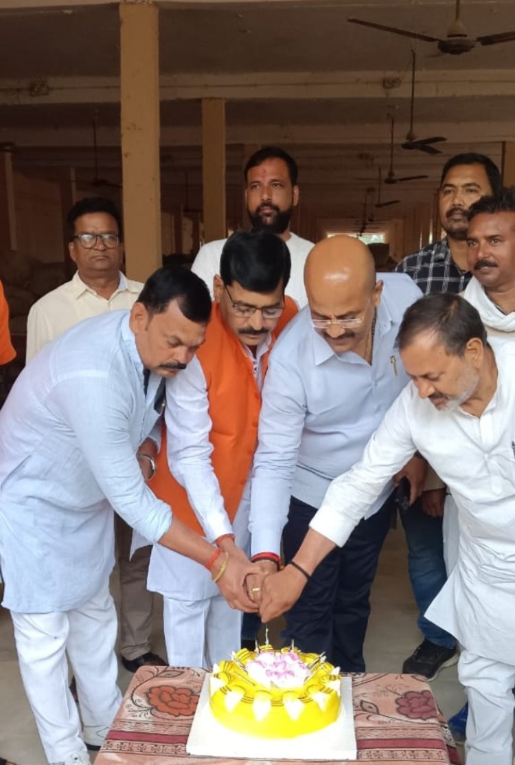 एमएलसी विशाल सिंह चंचल के 41 वें जन्मदिन पर बिरनो प्रमुख ने जनप्रतिनिधियों संग काटा केक