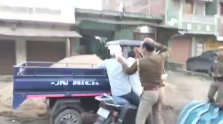 भरे बाजार में दरोगा जी ने मोटर साइकिल सवार वृद्ध को जड़ा थप्पड़