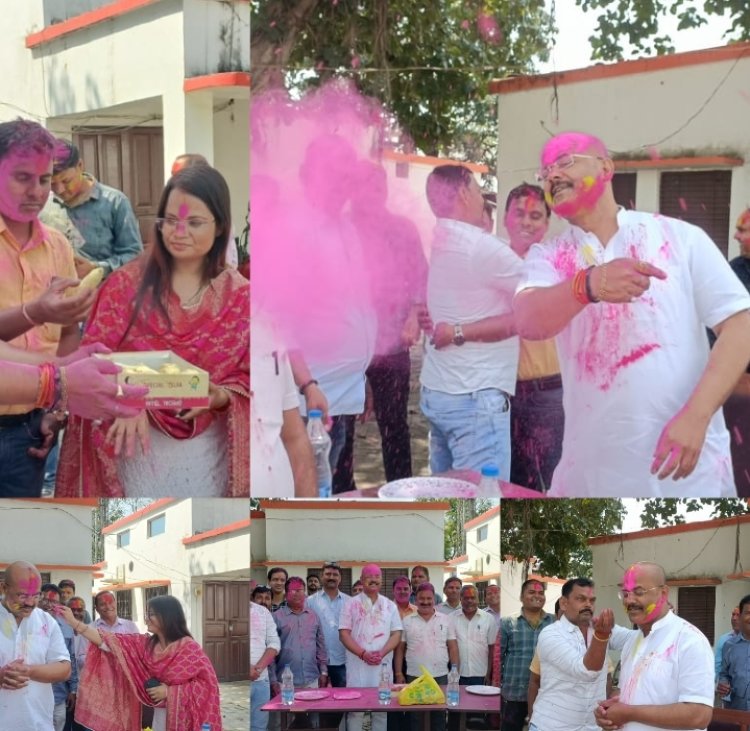 बिरनो ब्लॉक प्रमुख राजन सिंह ने जनप्रतिनिधियों और कर्मचारीयों के साथ जमकर उड़ाया गुलाल