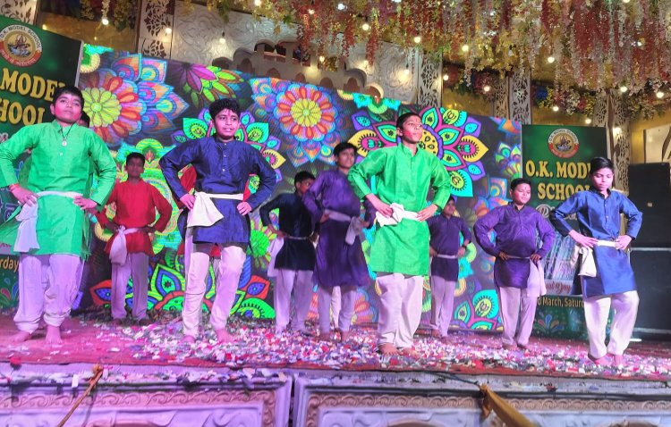 होली मिलन समारोह में नन्हें स्कूली बच्चों द्वारा फूलों की होली रही आकर्षण का केन्द्र