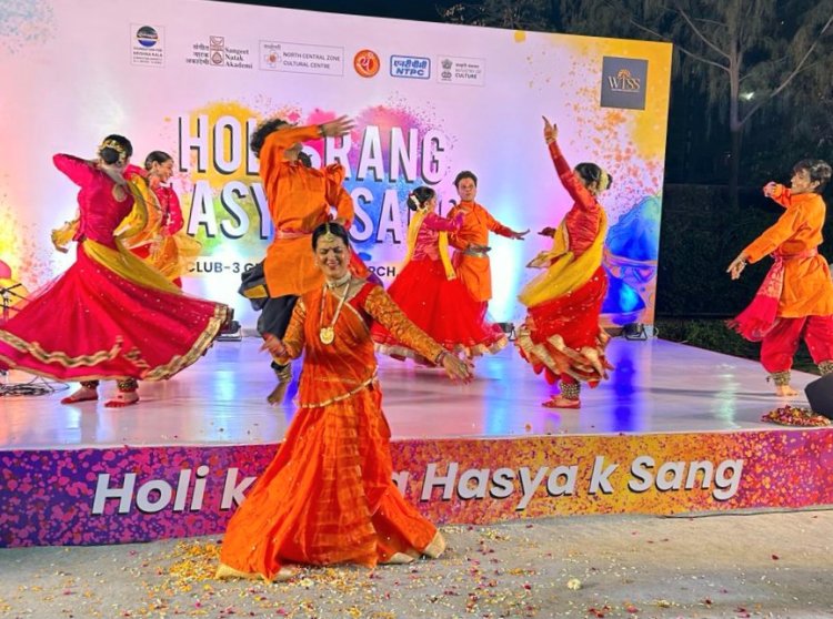 गीत, नृत्य और हास्य परिहास के साथ मना फागुन उत्सव