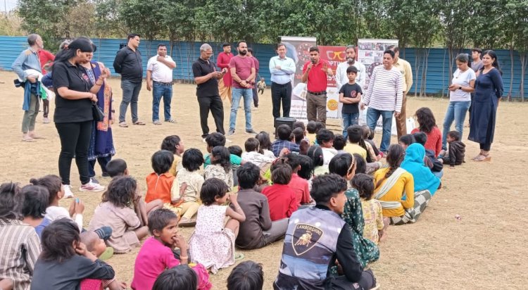 होली के रंग नेकी के संग के तहत बांटे जरूरतमंद बच्चों में रंग और पिचकारी