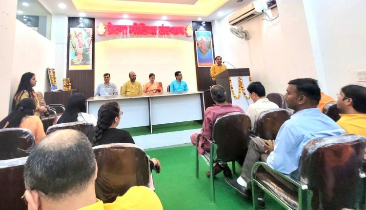 पत्रकारों का होली मिलन, फूलों से खेल कर मनाई होली