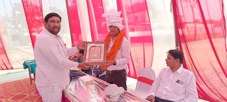 प्रधानाध्यापक के सेवानिवृति पर हुआ विदाई समारोह