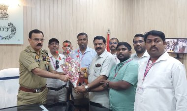 उत्तर प्रदेशीय अपराध निरोधक समिति ने डीएम और एसपी को किया पुस्तक भेंट