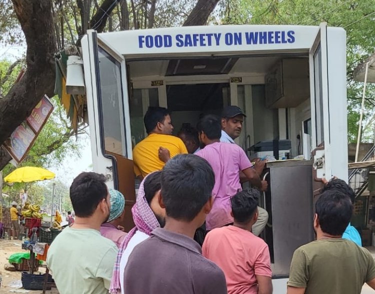 38 खाद्य पदार्थों के  लिए गए नमूने, बाजारों में दिखी अफरातफरी