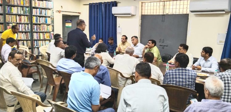 नोएडा प्राधिकरण के अधिकारियों के साथ आरडब्लूए के पदाधिकारियों ने की मीटिंग